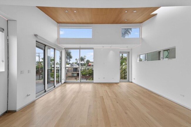 Photo - Discover this striking 3 bedroom apartment for rent in Venice, offering 4 bathrooms, contemporary...