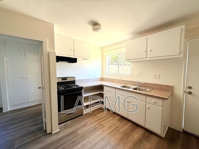 Photo - 927 - 929 1/2 Camulos Rd