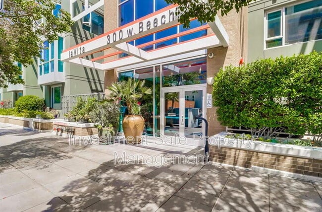 Building Photo - 300 W Beech St Unit #2