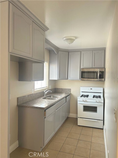 Photo - 626 W 59th Pl