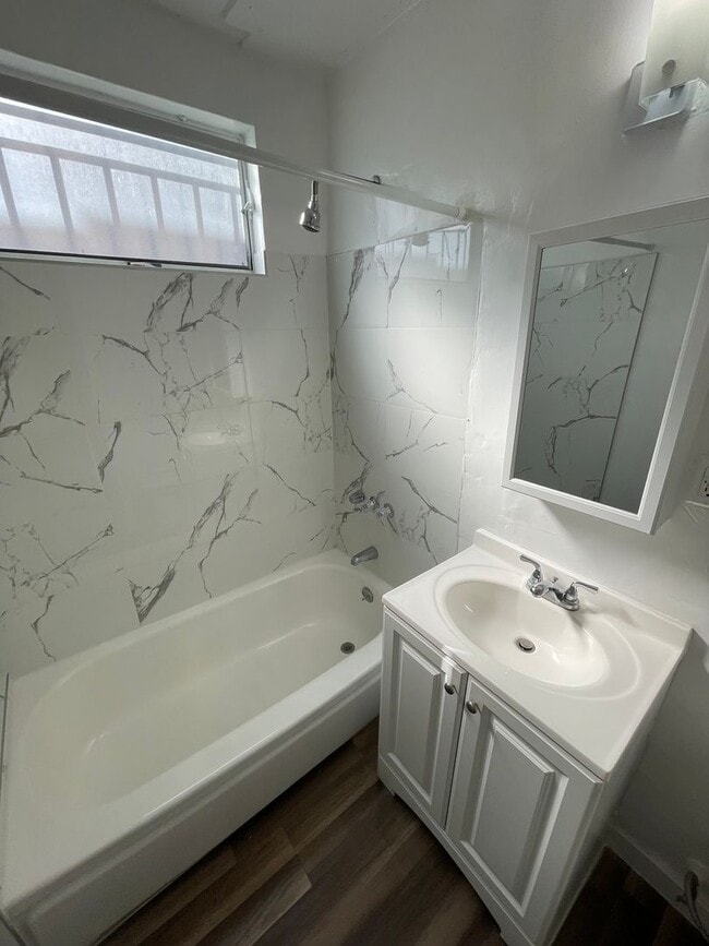 Building Photo - 916 W 84th St Unit 10