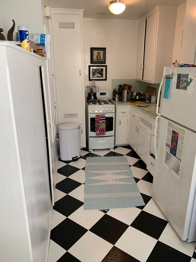 Kitchen - 1042 Pearl St Unit B