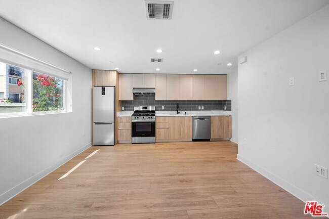 Photo - 1530 S Hayworth Ave Unit 101