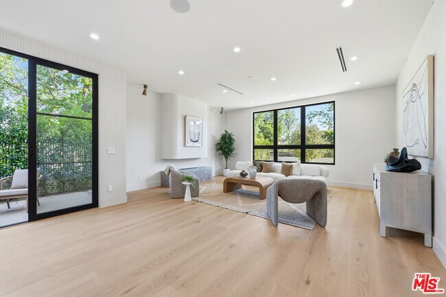 Photo - 16643 Addison St