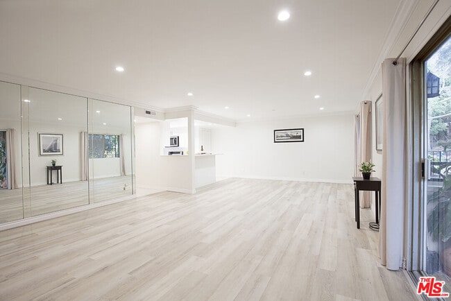 Building Photo - 6708 Hillpark Dr Unit 202