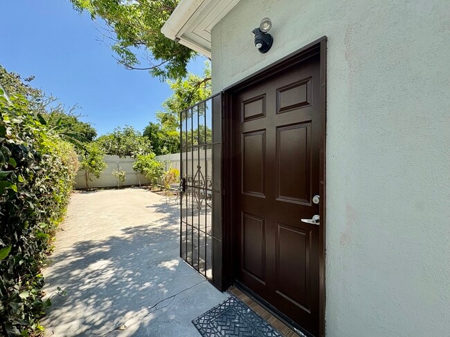 Photo - 16008 Bassett St