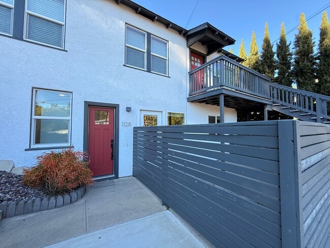 Building Photo - Sassafras St Unit 1128 Sassafras St