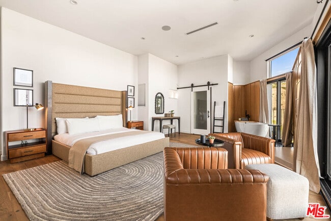 Building Photo - 8425 Hillside Ave