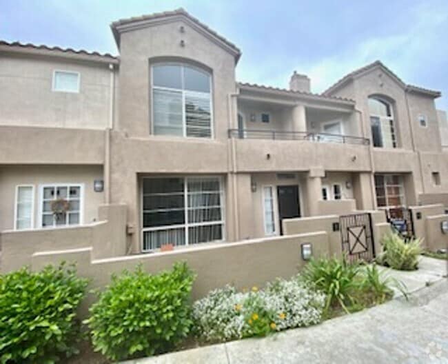 Building Photo - *Coming Soon!*  Remodeled 3 bedroom townho... Rental