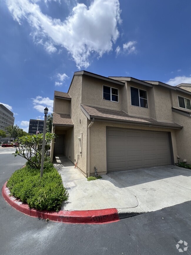 Building Photo - Townhome in the heart of Norwalk!