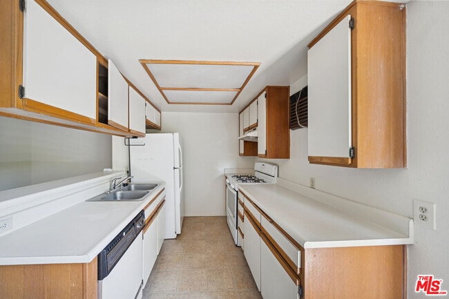 Photo - 1519 N Martel Ave Unit 211