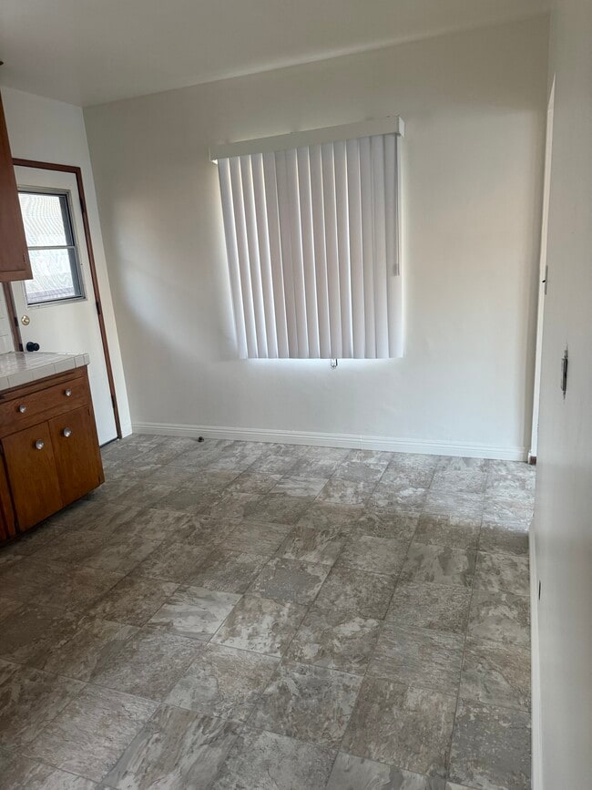 Kitchen dining - 544 W Vesta St Unit 5