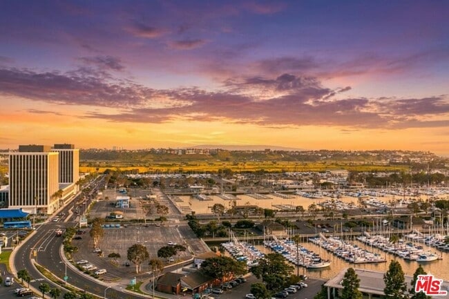 Building Photo - 13600 Marina Pointe Dr Unit 1507