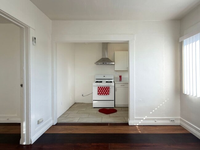 Photo - **2255 Linden Ave Long Beach** Downstairs 1 bedroom 1 bath !!2 weeks free OAC!! Unit 2255