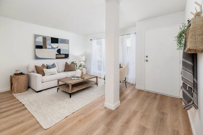 Building Photo - "Chic 1-Bed Oasis with Pool, Furnished Elegance & Hardwood Charm in Del Mar!"