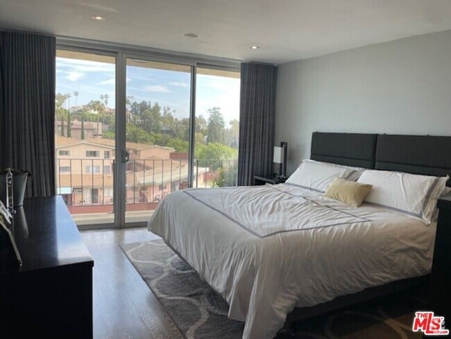 Building Photo - 2260 N Cahuenga Blvd Unit 502 Rental
