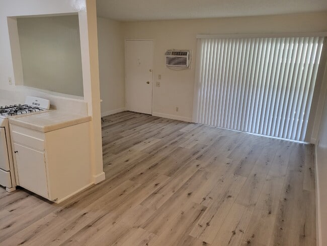Building Photo - 10917 Blix St Unit 4