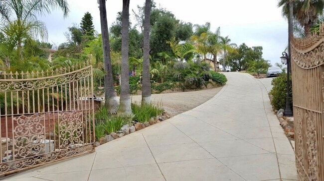Building Photo - Call for your Private Showing! - Rent Ready September 1st