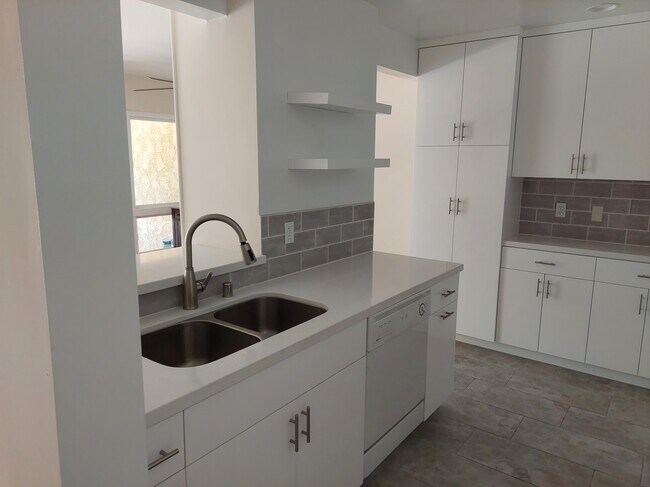 Kitchen newly renovated - 5600 Kensington Way Unit 102