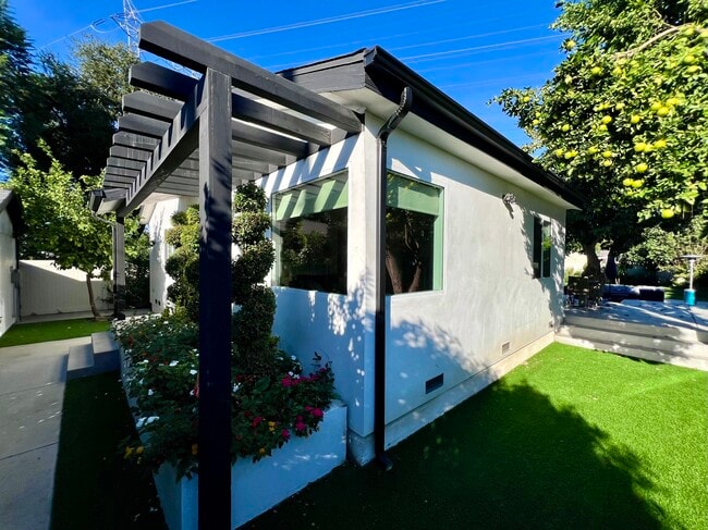 Building Photo - 502 N Avon St