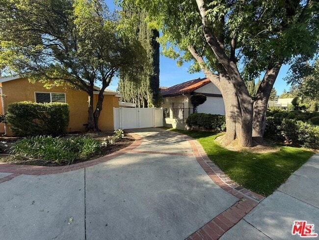 Building Photo - 10229 1/2 Jumilla Ave Rental