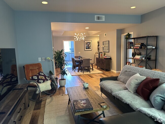Building Photo - 1433 Barry Ave Unit 204 Rental