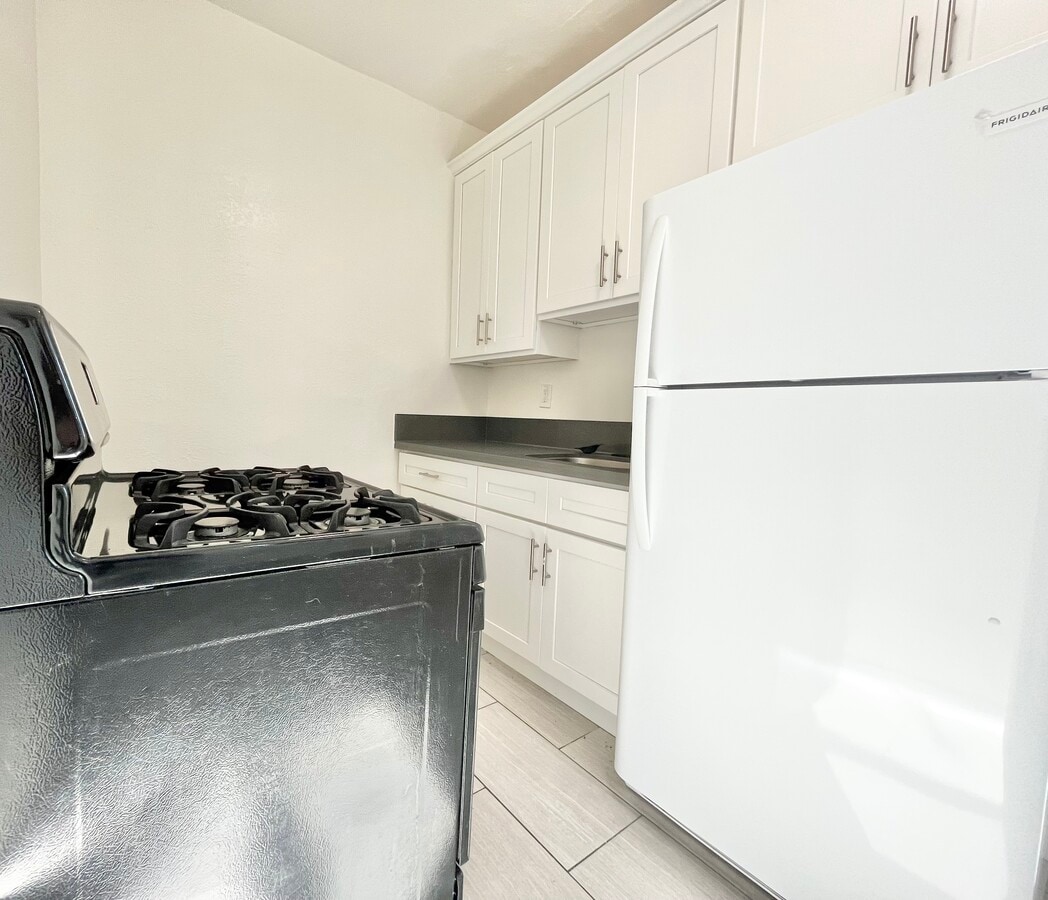 Photo - 704 W 54th St Apartment Unit 5
