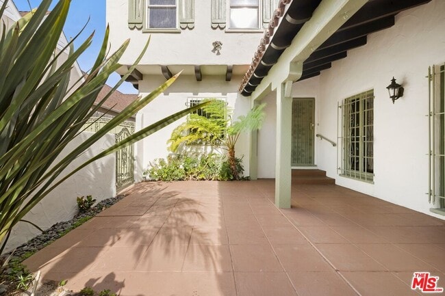 Photo - 120 S Poinsettia Pl