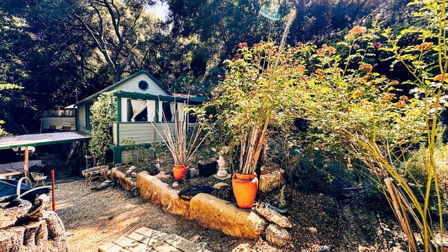 Building Photo - 971 Old Topanga Canyon Rd Rental