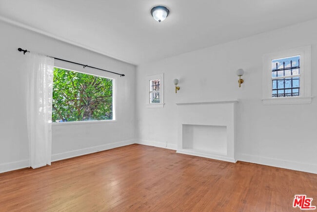 Photo - 736 N Poinsettia Pl