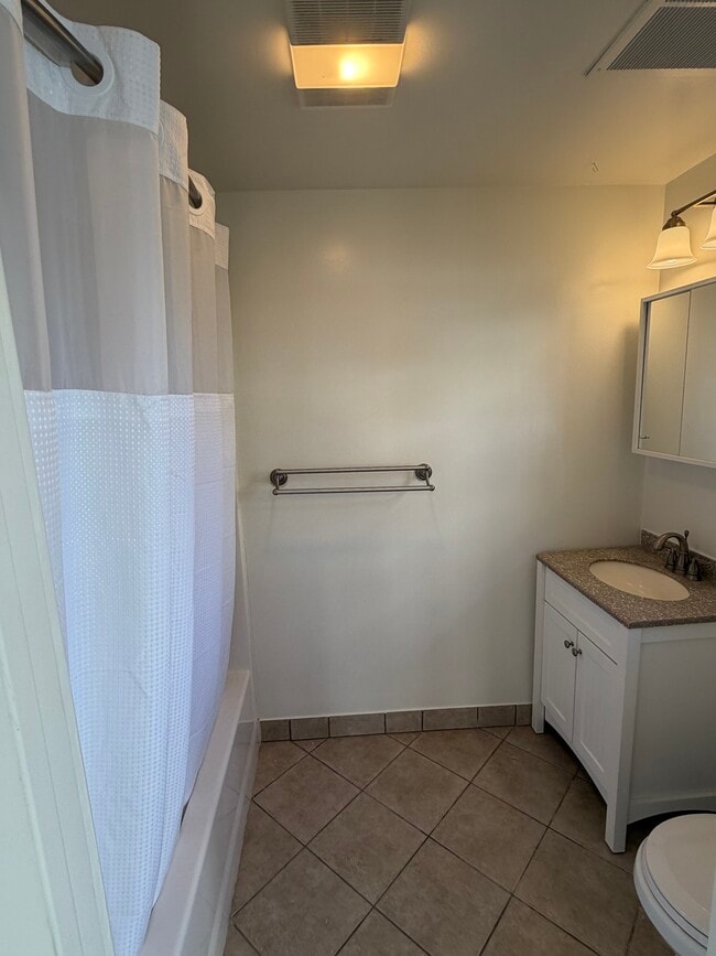 Full bathroom - 8021 Belton Dr