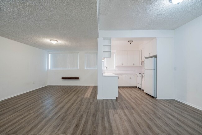 Photo - Spacious 1 bed 1 bath apartment in Santa Monica! Unit 808E Princeton St