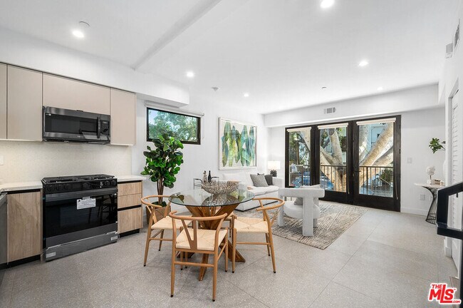 Photo - 1016 N Martel Ave Unit 105