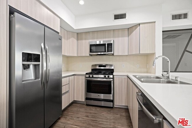 Photo - 409 Hayworth Ave Unit 201