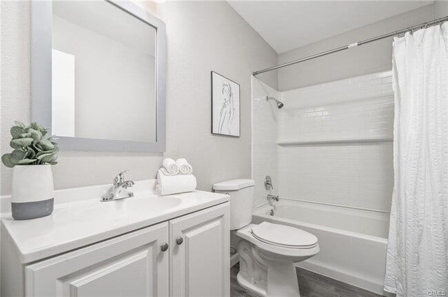 Photo - Clean & updated 2 bed/2 bath condo availab...