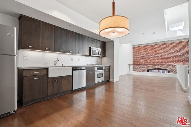 Building Photo - 940 E 2nd St Unit 20