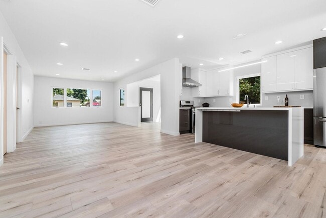 Photo - 2611 S Bentley Ave