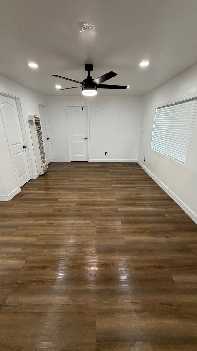 Photo - 6506 Regent St