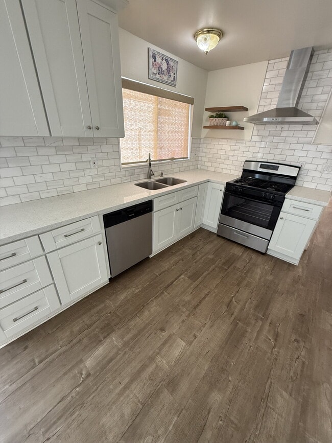 Building Photo - Solar savings on energy. 3rd bonus room.   2 Car Garage, Private Yard, Spacious upgraded interior...