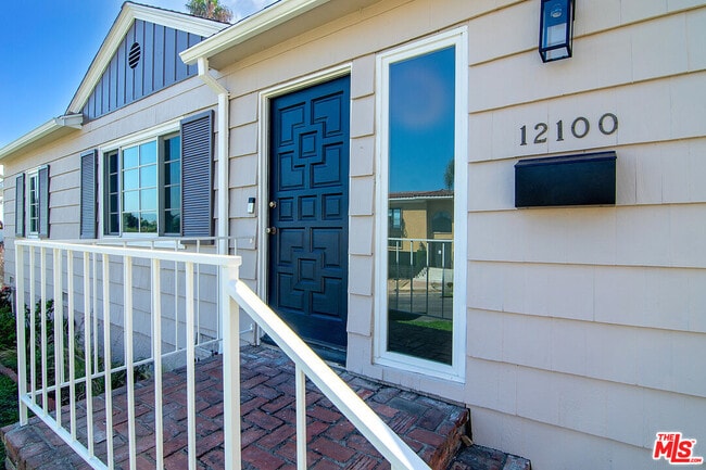 Photo - 12100 Marine St