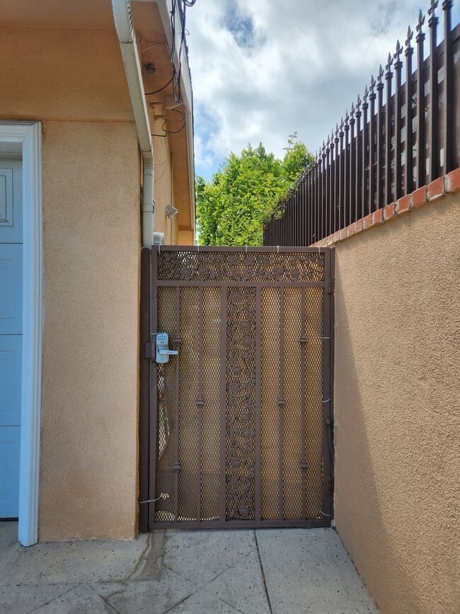 Photo - 17118 Oak View Dr