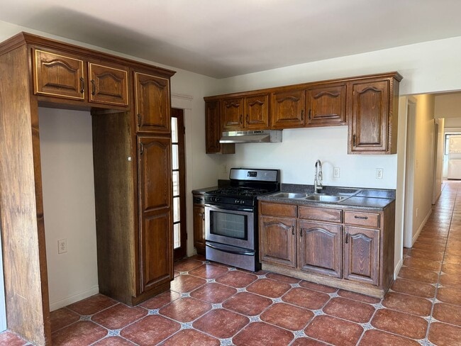 Photo - 2646 Kenwood Ave Unit 2646 Kenwood Ave #4