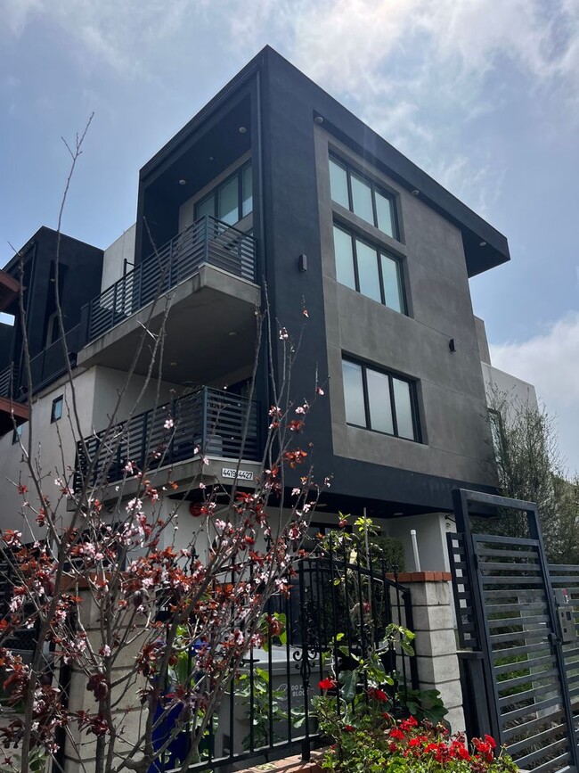 Building Photo - Gated | Light-Filled Townhouse | North Park