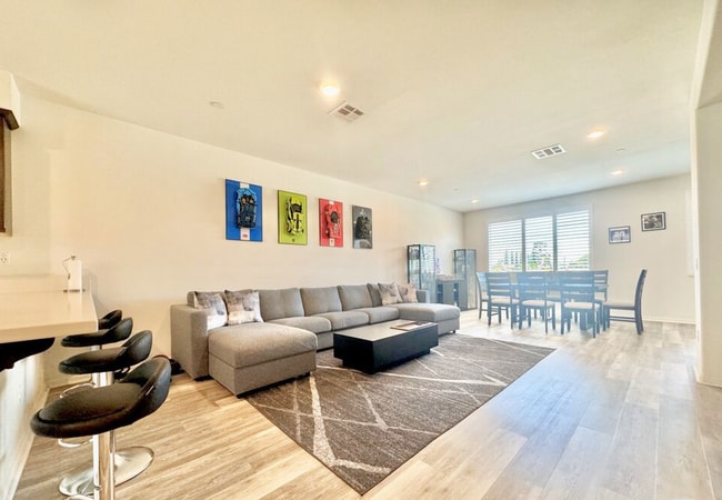 Building Photo - 14416 Plum Ln Unit Apt 2