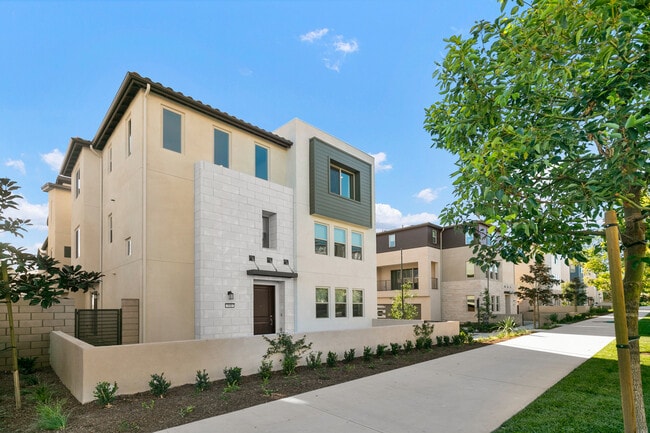 Side view with gate to private yard - 590 Catalonia