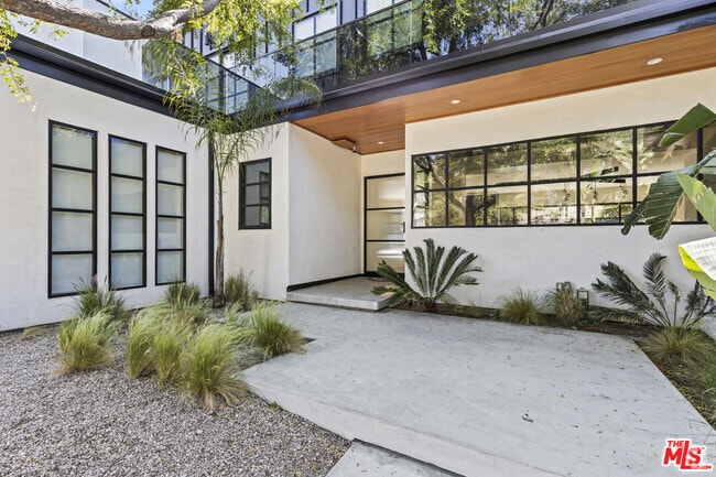 Building Photo - 1745 San Ysidro Dr Rental