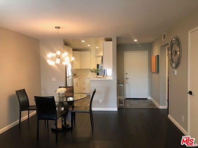 Photo - 8300 Manitoba St