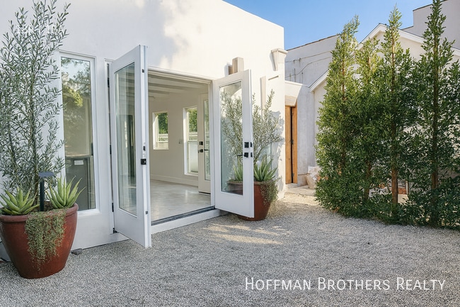 Photo - 1249 1/4 N Beachwood Dr