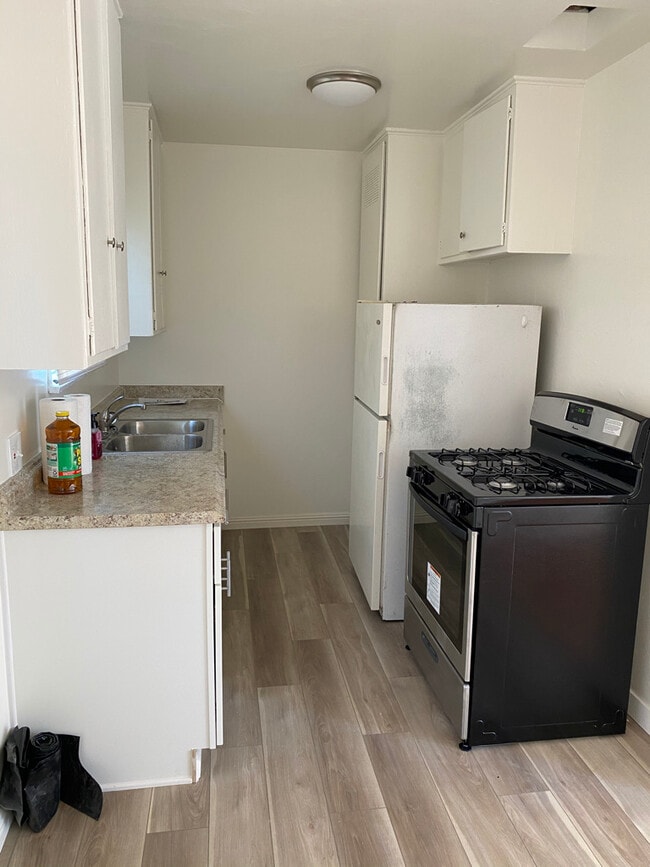 Kitchen - 545 N Hoover St Unit 2