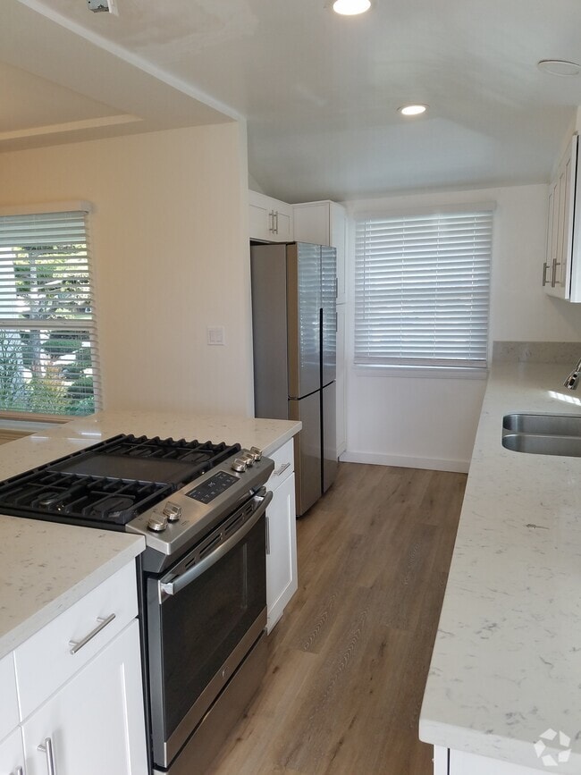 Building Photo - 8339 Kenyon Ave Rental
